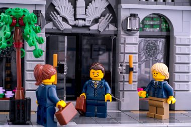 Lego bankasının girişinde duran Lego girişimcileri.