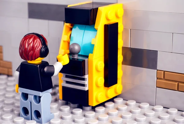 Lego çocuk oyun dolabında oynuyor..