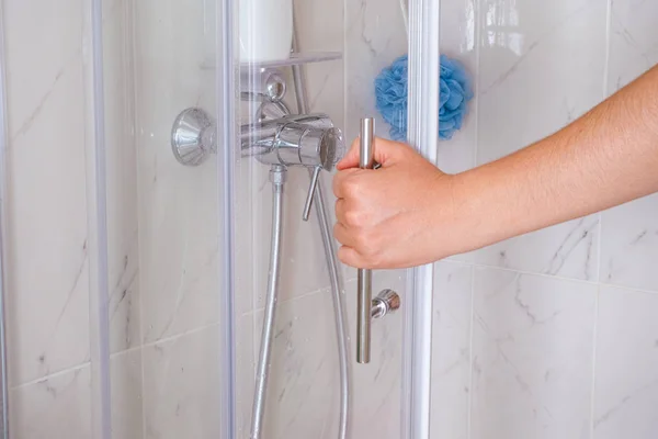 Mujer puerta de ducha de apertura de mano en cuarto de baño doméstico . — Foto de Stock