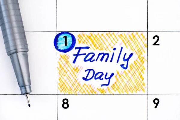 Recordatorio Día de la Familia en calendario con pluma . —  Fotos de Stock