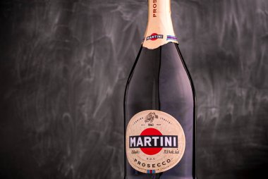 Siyah arka planda Martini Prosecco Şişe. 