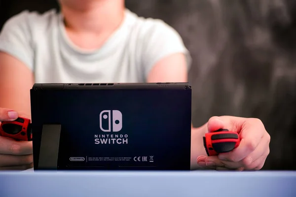 Garçon jouant console de jeu vidéo Nintendo Switch . — Photo