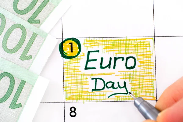 Donna dita con penna scrittura promemoria Euro Day nel calendario arguzia — Foto Stock