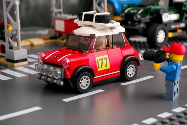 Kameralı lego adam 1967 Mini Cooper S Rall 'ın fotoğrafını çekiyor.