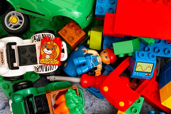 Ovanifrån av högen av Lego Duplo leksaker, tegel, bilar. — Stockfoto