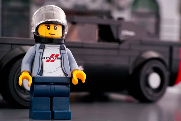 レゴ1970ダッジチャージャーR/Tドライバーのミニフィギュアbyレゴスピードチャム — ストック写真