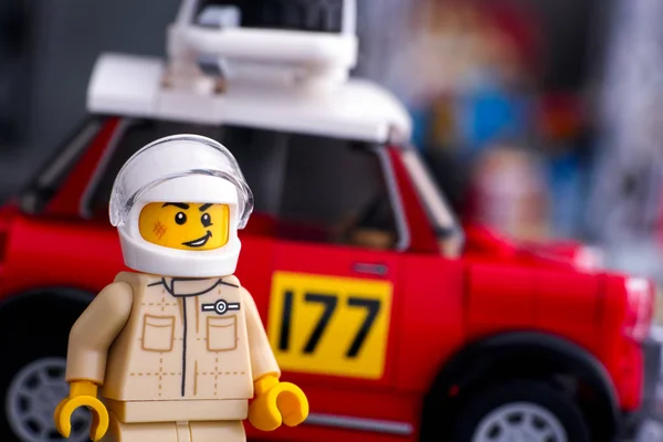 Lego 1967 Mini Cooper S Rally driver minifigure by Lego Speed Ch — Stock fotografie