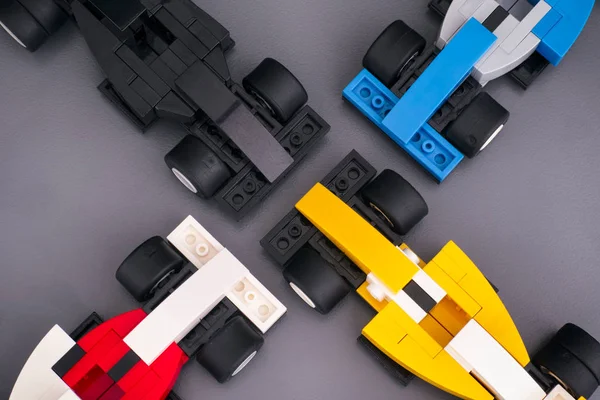Fyra Lego anpassade tävlingsbilar på väg basplatta. Ovanifrån. — Stockfoto