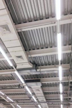 Havalandırmalı tavan, havalandırma ve lambalar.