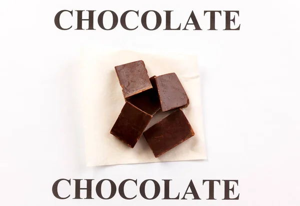 Κομμάτια σοκολάτας με λέξεις Σοκολάτα σε λευκό φόντο. — Φωτογραφία Αρχείου