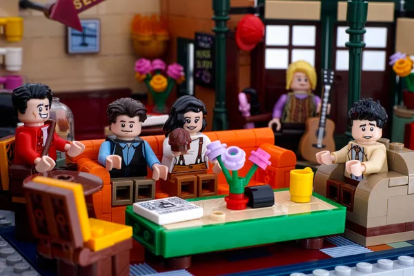 Центральное кафе Lego Perk с мини-фигурками Lego — стоковое фото