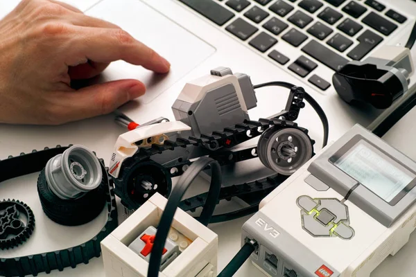 Elle kodlama Lego Akıl Fırtınaları dizüstü bilgisayardaki Ev3 robot blokları.