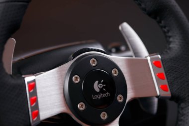 Logitech direksiyonuna yakın çekim.