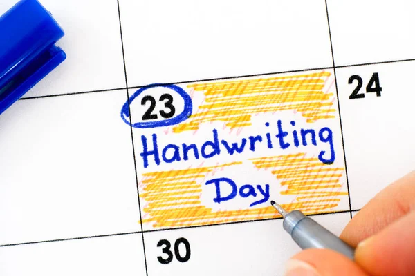 Женские пальцы с ручкой напоминают день почерка в теленке — стоковое фото
