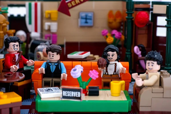 Центральное кафе Lego Perk с мини-фигурками Lego — стоковое фото