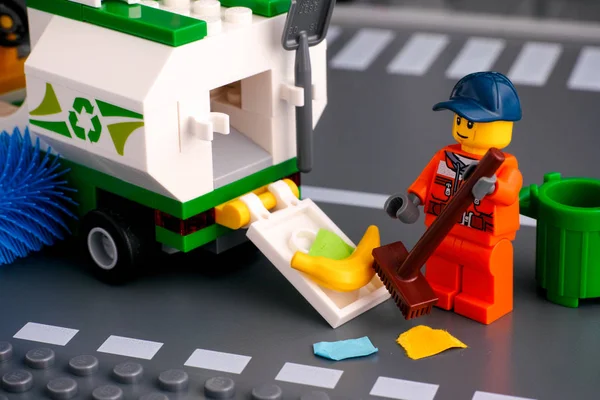 Lego cleaner with brush cleaning street and putting garbage in s — 스톡 사진