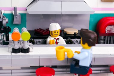 Lego Şehir Merkezi Lokantası. Aşçı açık mutfak ve müşteri ile