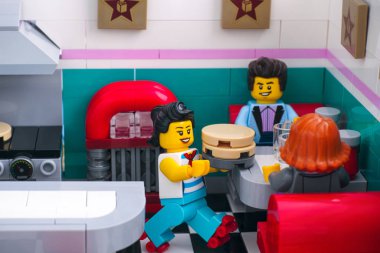 Lego Şehir Merkezi Lokantası. Paten yapan garson kız yemek servisi yapıyor.. 