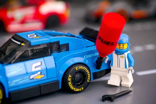 Lego Chevrolet Camaro Zl1 samochód wyścigowy i kierowca minifigurka z fu — Zdjęcie stockowe