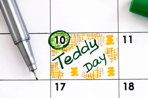 Erinnerung Teddytag im Kalender mit grünem Stift. — Stockfoto