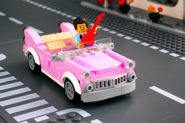 Lego rock 'n roll minyatürü pembe 1950' lerin tarzında gitarlı