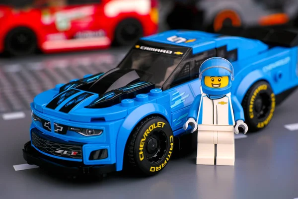 Lego Chevrolet Camaro Zl1 samochód wyścigowy i kierowca minifigurka przez Lego — Zdjęcie stockowe