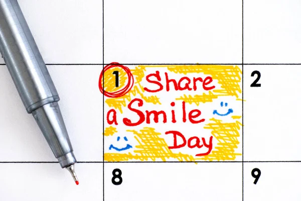 Připomenutí Sdílejte den úsměvu v kalendáři s červeným perem — Stock fotografie