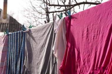 Çamaşırları dışarıda yıkadım. Yakın plan..