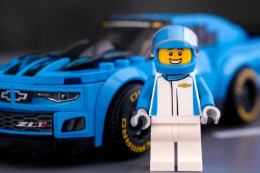 Tambov, Rusya Federasyonu - 10 Ocak 2020 Lego Chevrolet sürücüsü Lego Chevrolet Camaro ZL1 yarış arabası yanında LEGO Speed Champions. 
