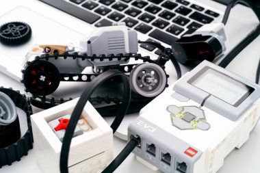 Tambov, Rusya Federasyonu - 25 Aralık 2019 LEGO BÜYÜK EV3 robot blokları ve dizüstü bilgisayarı.