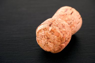 Siyah arka planda şampanya mantarı. Yakın plan.