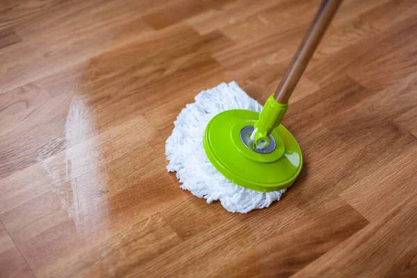 Mopping Parquet Con Mop Vicino — Foto Stock