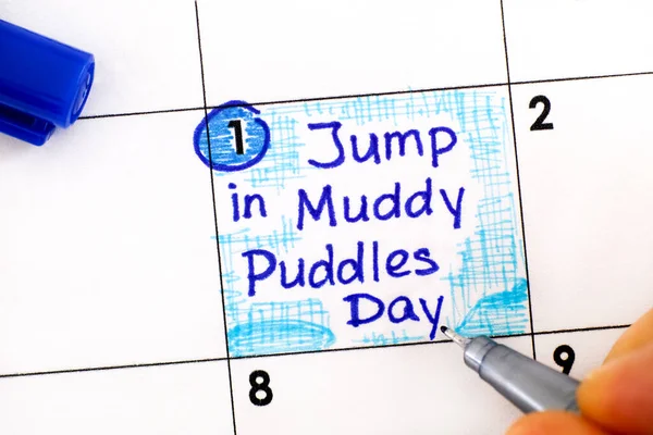 Dedos Mujer Con Lápiz Recordatorio Escritura Saltar Muddy Puddles Día —  Fotos de Stock