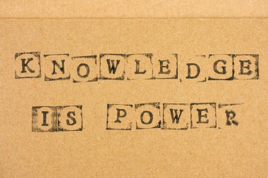 Kelimelerle dolu karton Bilgi, siyah alfabe pullarıyla yapılan güçtür..