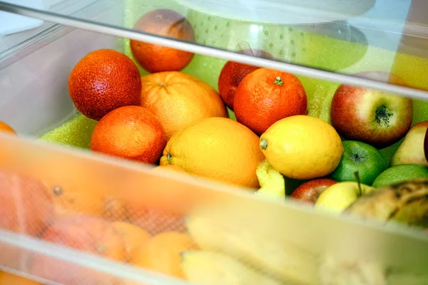 冷蔵庫の引き出しの果物 閉じろ — ストック写真