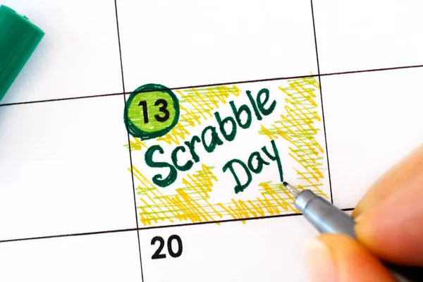 Vrouw Vingers Met Pen Schrijven Herinnering Scrabble Day Kalender April — Stockfoto