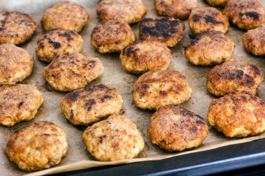 Pirzolalı yemek tepsisi. Yakın plan.