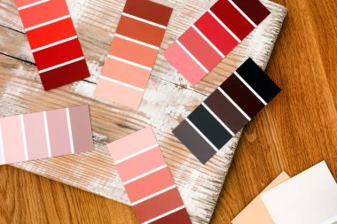 Tahta üzerinde çok renkli kumaşlar..