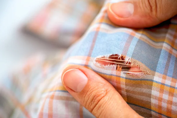 Vrouwelijke Handen Met Gaten Kleren Close — Stockfoto