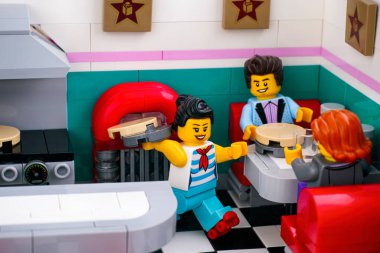 Tambov, Rusya Federasyonu - 22 Ocak 2020 Lego Şehir Merkezi Lokantası. Paten yapan garson kız yemek servisi yapıyor.. 