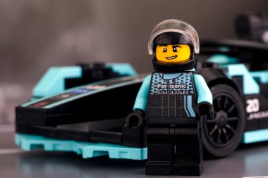 Tambov, Rusya Federasyonu - 19 Şubat 2020 Lego Formula E Panasonic Jaguar Yarışçısı Gen2 sürücü figürü LEGO Speed Champions. 