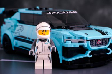 Tambov, Rusya Federasyonu - 19 Şubat 2020 Lego Jaguar I-PACE eTROPHY arabası ve LEGO Speed Champions tarafından minifiki sürücüsü. Stüdyo çekimi.
