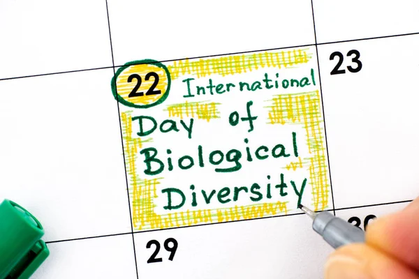 Žena Prsty Perem Psaní Připomínka Mezinárodní Den Biologické Rozmanitosti Kalendáři — Stock fotografie