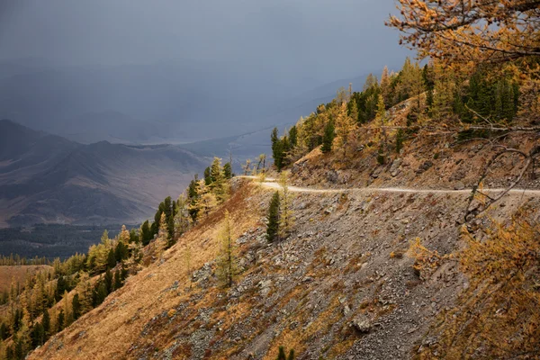 Bir dağ geçidi eski kırsal yol — Stok fotoğraf