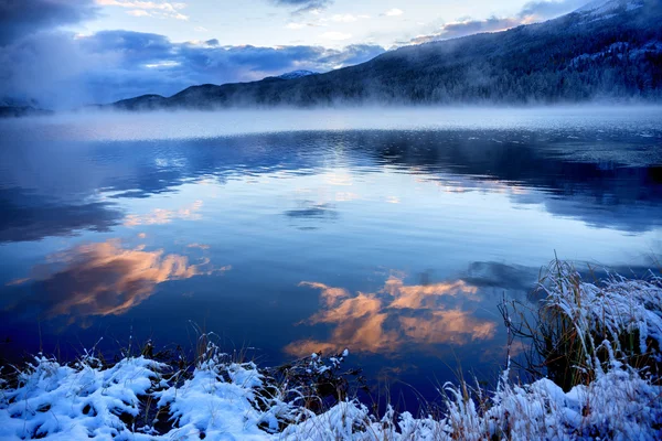 Lago Yazevoe nas montanhas de Altai, Cazaquistão — Fotografia de Stock