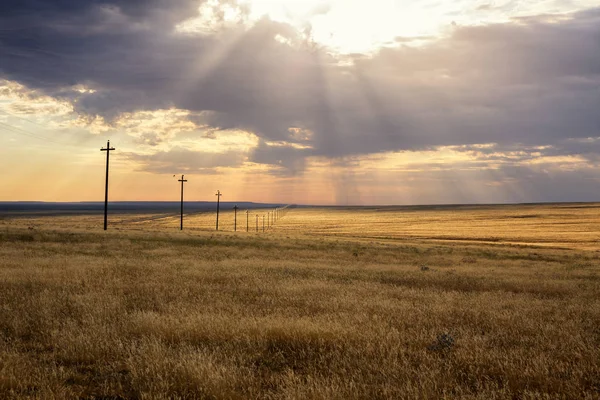 Ранковий Степовий Пейзаж Сонячними Променями Над Хмарами Паливами Передачі Енергії — стокове фото