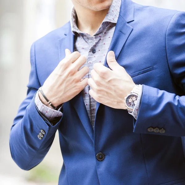 Uomo in abiti di moda, camicia, giacca, orologio — Foto Stock