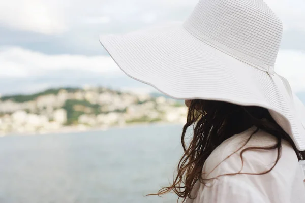 Tonos románticos, mujer con sombrero blanco y vestido en la playa —  Fotos de Stock