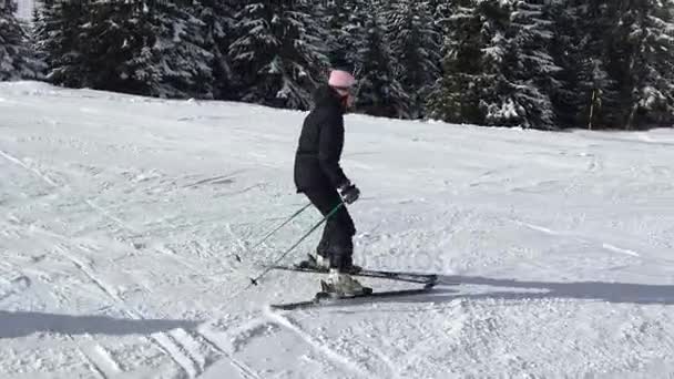 Unga kvinnliga lära sig åka skidor med plog teknik — Stockvideo