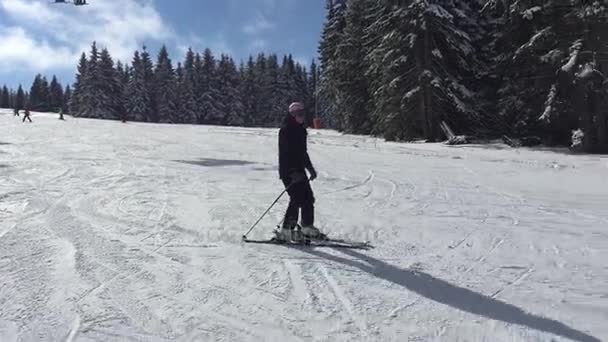 Jeune femme apprenant à skier avec la technique de charrue — Video